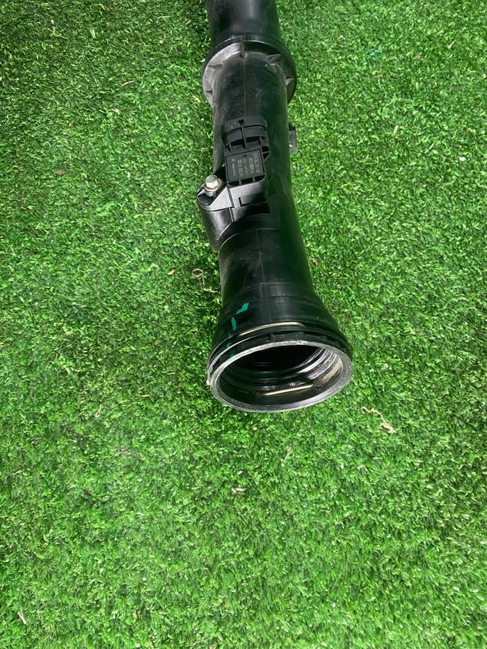 Патрубок интеркулера LR Discovery Sport (19-нв)