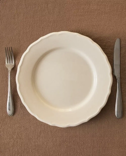 ZARA HOME ТАРЕЛКА ИЗ ФАЯНСА С ФИГУРНОЙ КРОМКОЙ, ЭКРЮ