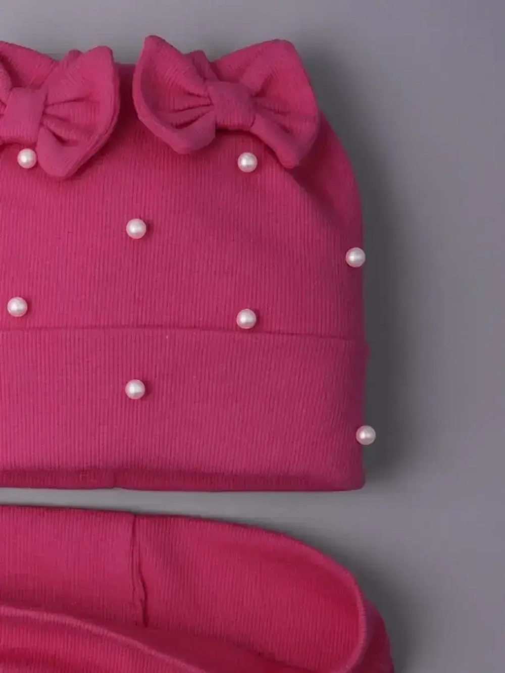 Шапка для девочки на осень с бусинами и снуд