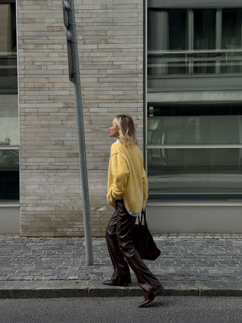 Брюки из эко-кожи с подрезом по спинке коричневые