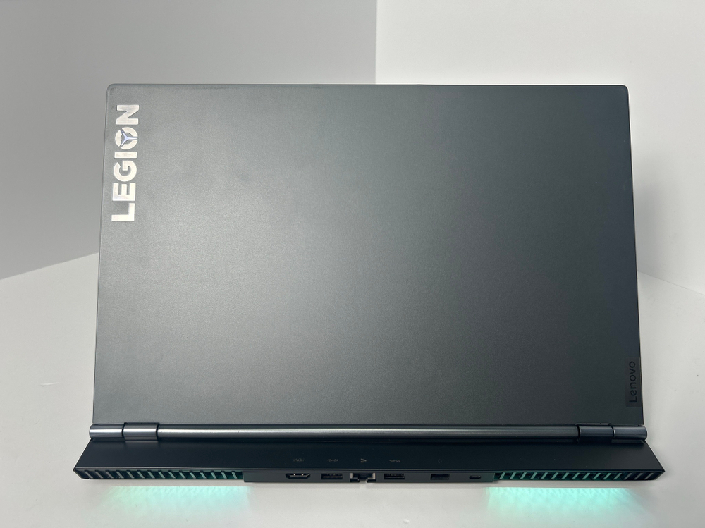 Ноутбук Lenovo Legion 7-15IMH05 (81YT005DRU) 15.6"/Intel Core i7-10750H/RAM 16GB/SSD 512GB/nVidia GeForce RTX 2060 6GB/1920*1080/IPS 144Hz/Windows 11/Подсветка кл-ры: RGB/Серый. Состояние: Уценка/повреждена декоративная решётка вентиляции/скол