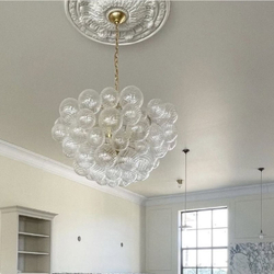 элегантная подвесная люстра в виде шара из прозрачных стеклянных плафонов.