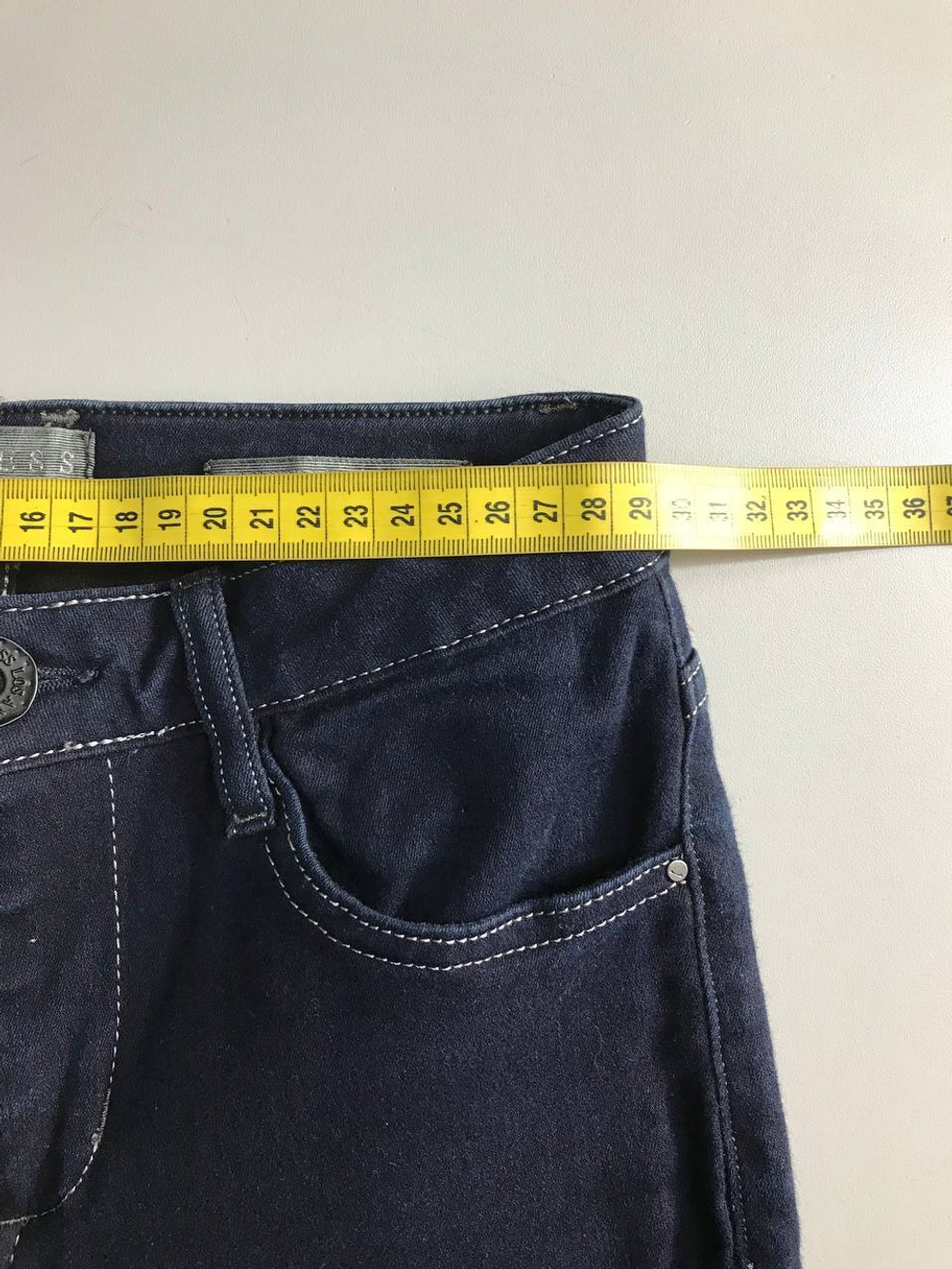 Джинсы Guess стильного цвета, маркировка S, визуально 44 размер