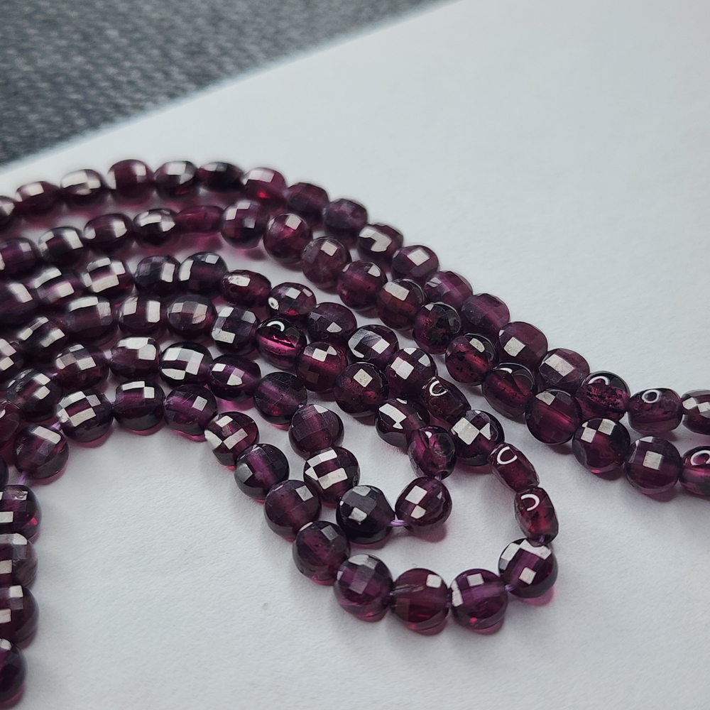 Гранат Родолит, таблетка, огранка, р-р 3.9×2.6мм, цена за нить 19 см