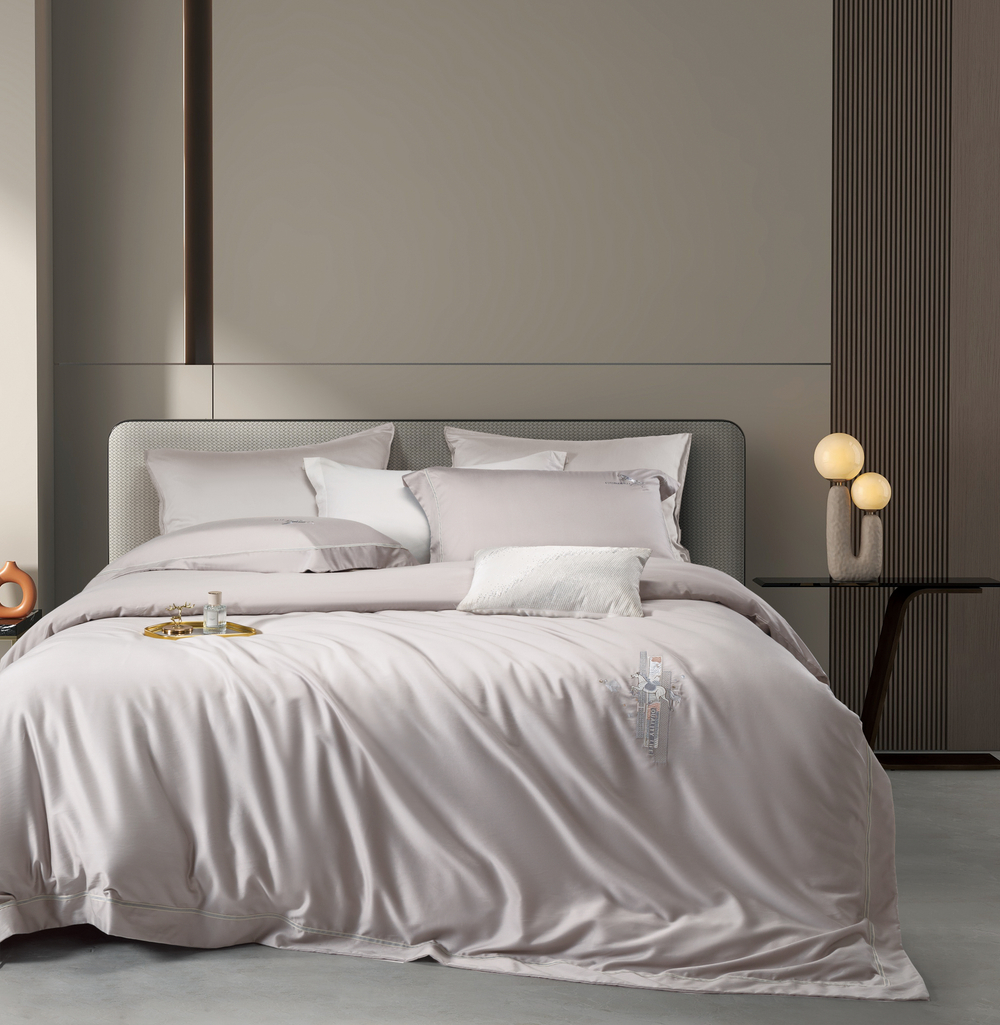 КПБ евро "Монохром", цв. св-серый (с шёлком) под:200х230см, пр:245х250, нав:48х74см (2шт)