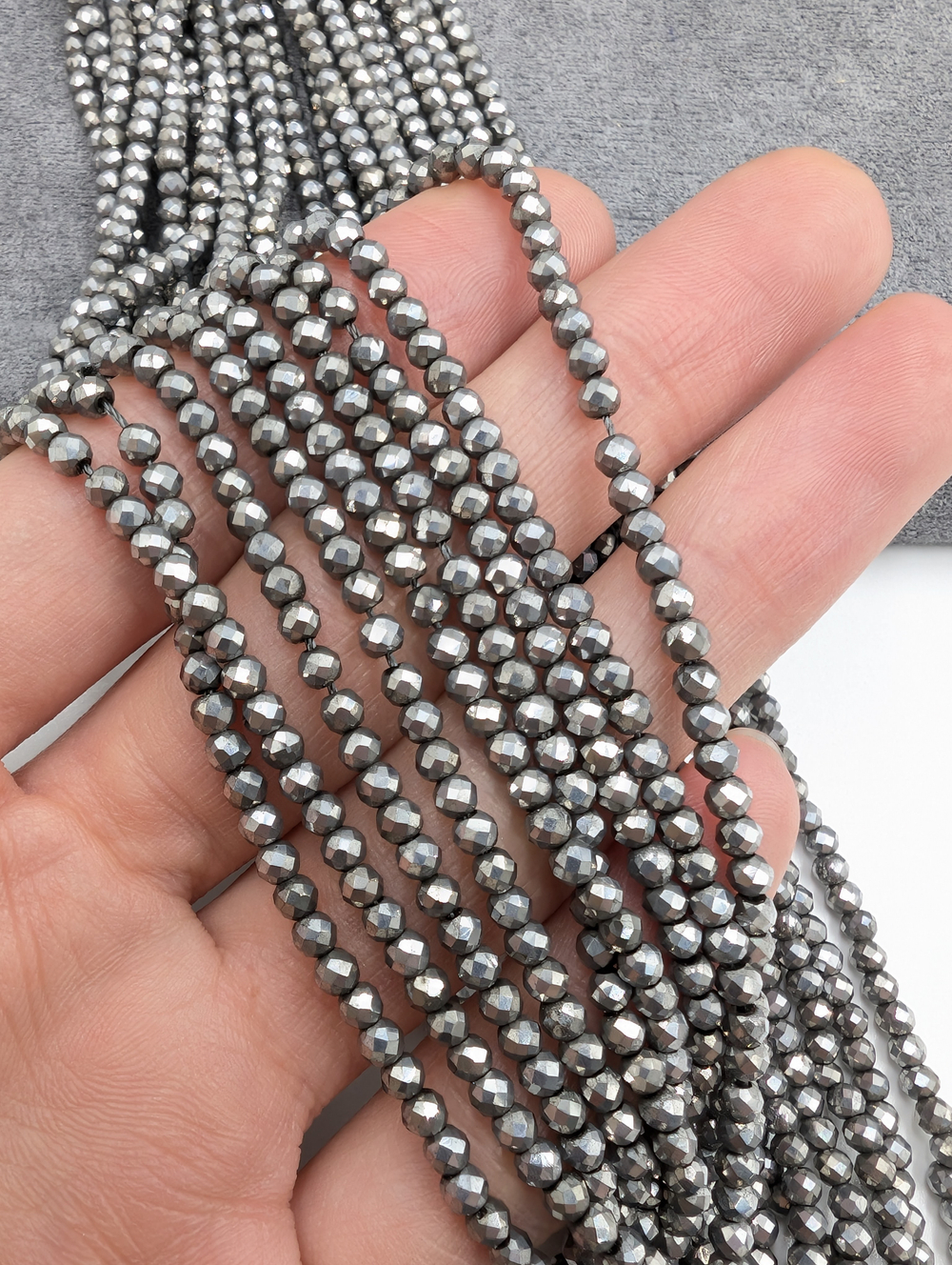 Шпинель стеклянная 3мм, темный серебристый