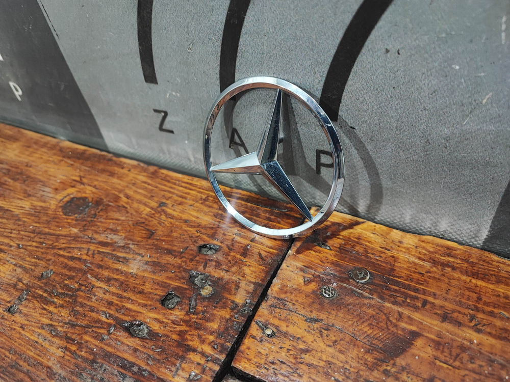 Эмблема крышки багажника Mercedes C-Class (W205) 14-23 Б/У Оригинал A2058174500