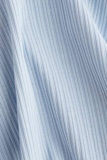 H&M Топ с круглым вырезом в рубчик, светло-голубой