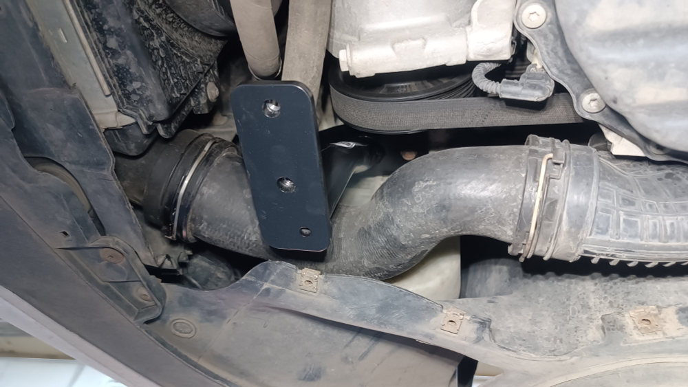 Кронштейн защиты под изогнутый патрубок интеркулера при СВАПЕ Volkswagen Jetta 6 (ПОД ЗАКАЗ)