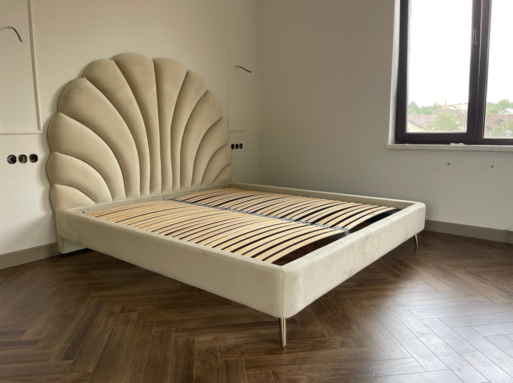 Двуспальная кровать с мягким изголовьем