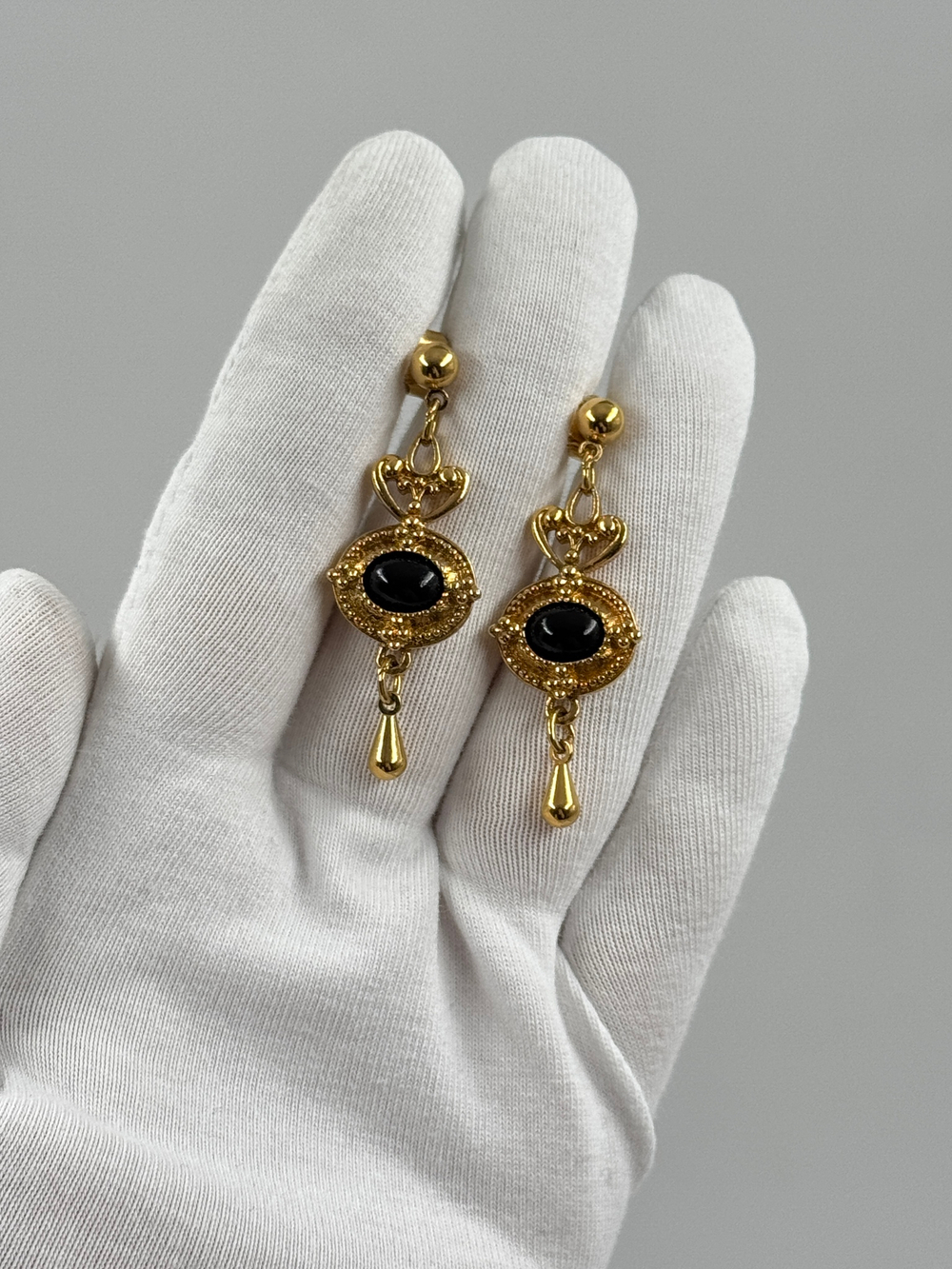 Серьги с подвесками и чёрными кабошонами Avon