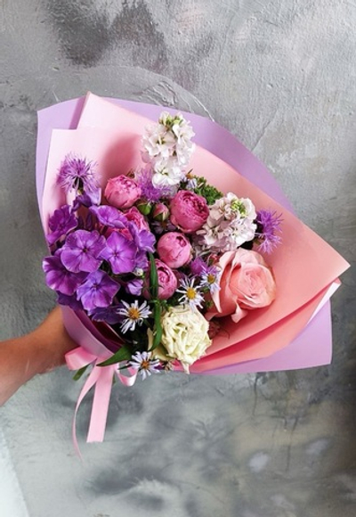 Букет из розы с флоксами и маттиолой