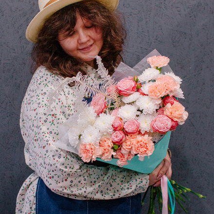 76. Пышный букет в теплых оттенках с кустовыми розами и диантусами