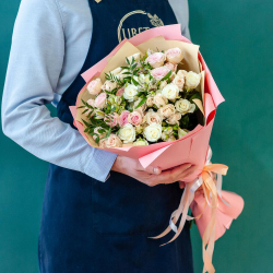 Букет нежных кустовых роз c альстромерией