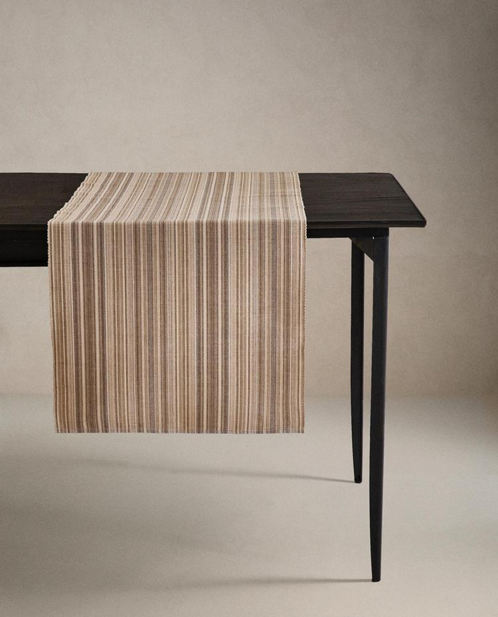ZARA HOME СКАТЕРТЬ-ДОРОЖКА НА СТОЛ В ПОЛОСКУ, СЕРЫЙ/БЕЖЕВЫЙ