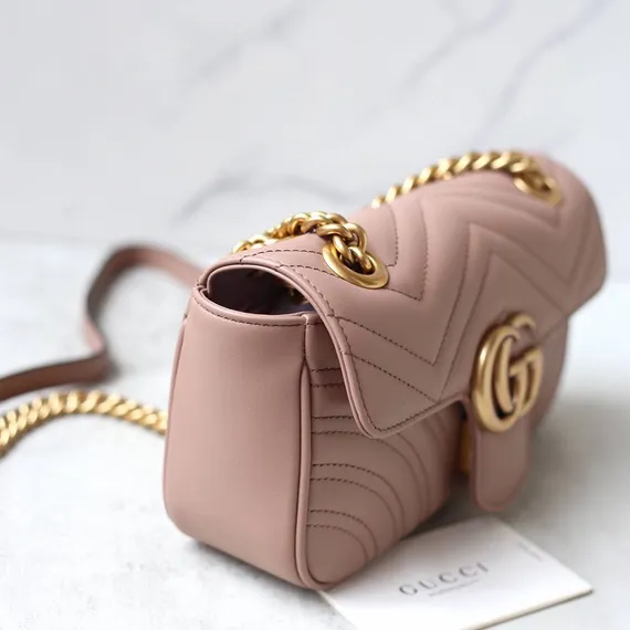Мини-сумка на плечо Gucci GG Marmont из стеганой кожи