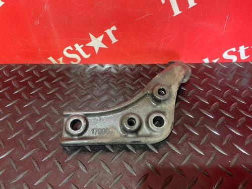 Кронштейн бампера правый