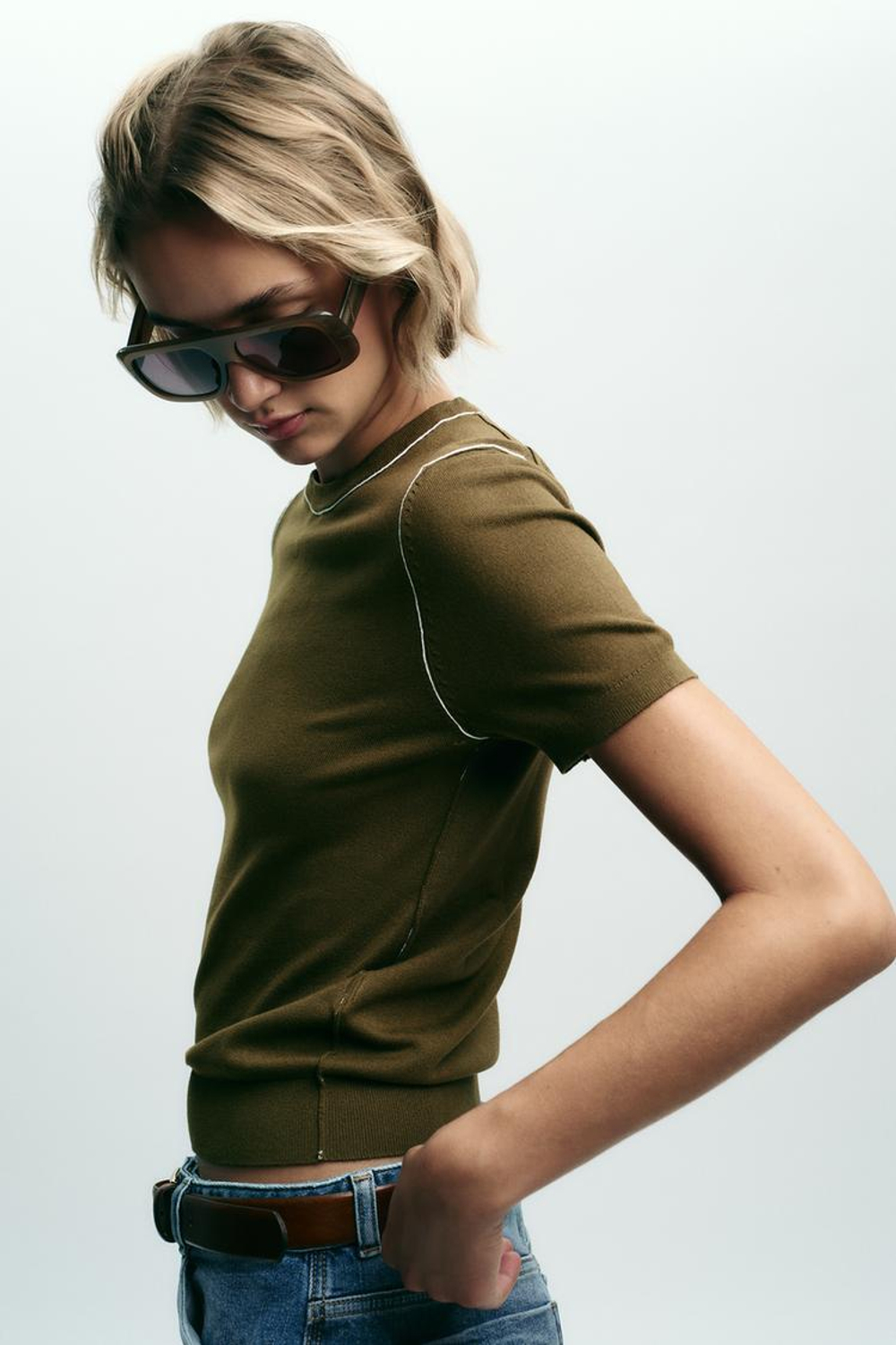 ZARA ТРИКОТАЖНЫЙ ТОП С КОРОТКИМИ РУКАВАМИ И ОТДЕЛКОЙ, ХАКИ