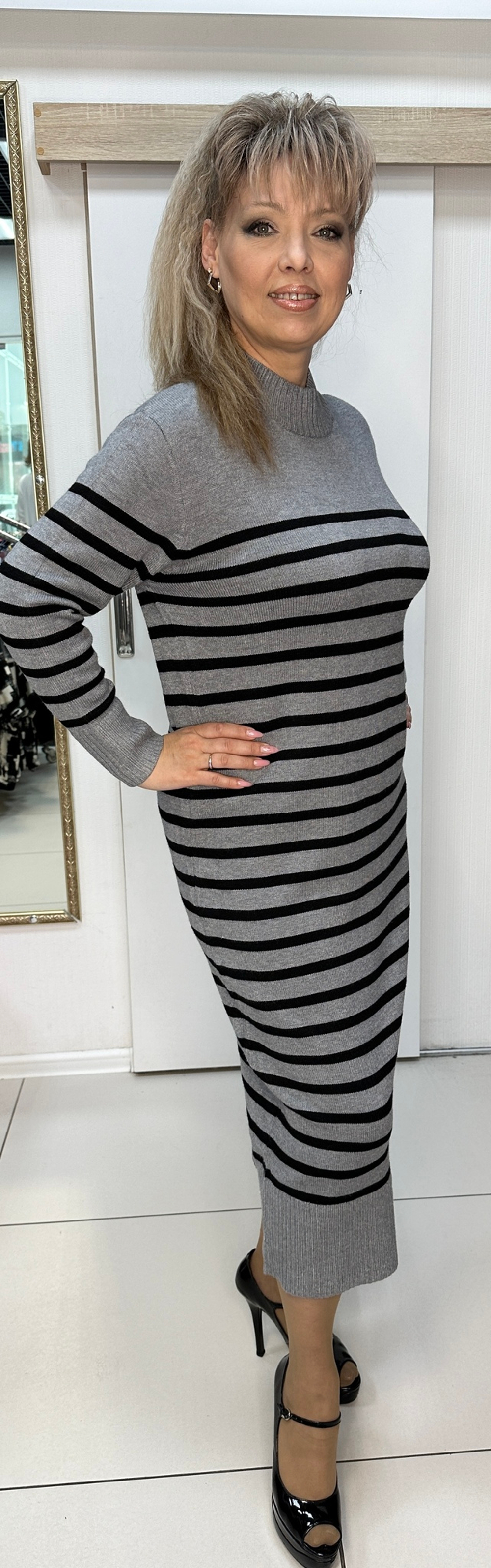 Трикотажное  платье в полоску с горлом-стойка