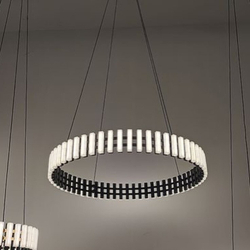 Современная подвесная люстра в форме кольца.