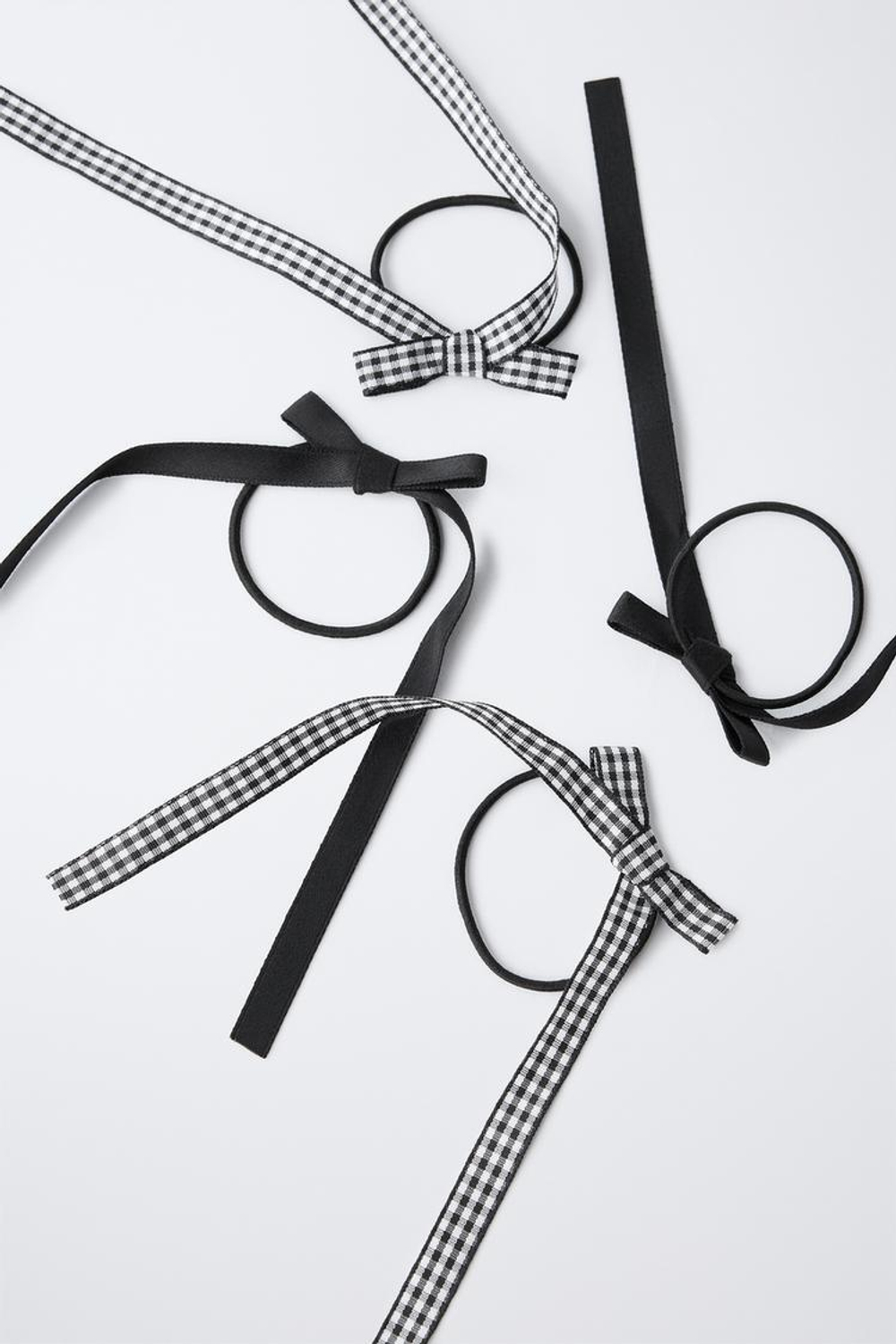 ZARA НАБОР ИЗ ЧЕТЫРЕХ РЕЗИНОК ДЛЯ ВОЛОС С БАНТИКАМИ В КЛЕТКУ ВИШИ, ЧЕРНЫЙ