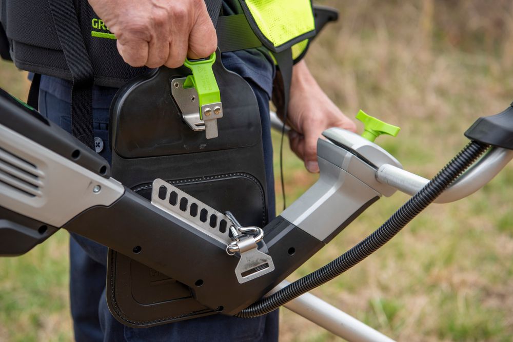 Триммер аккумуляторный Greenworks TB201H, Арт. 2112407UB, 82V, 2,0 кВт, 46 см, c трехлопастным ножом и кусторезом, бесщеточный, с АКБ 5Ач и ЗУ