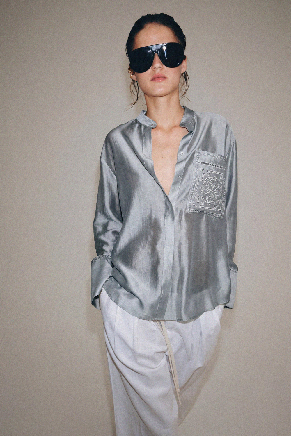 ZARA РУБАШКА С ВЫШИВКОЙ И КАРМАНОМ — ZW COLLECTION, СЕРО-СИНИЙ
