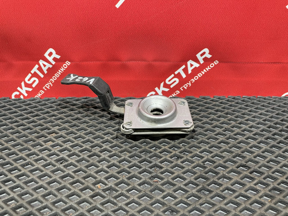 Замок капота