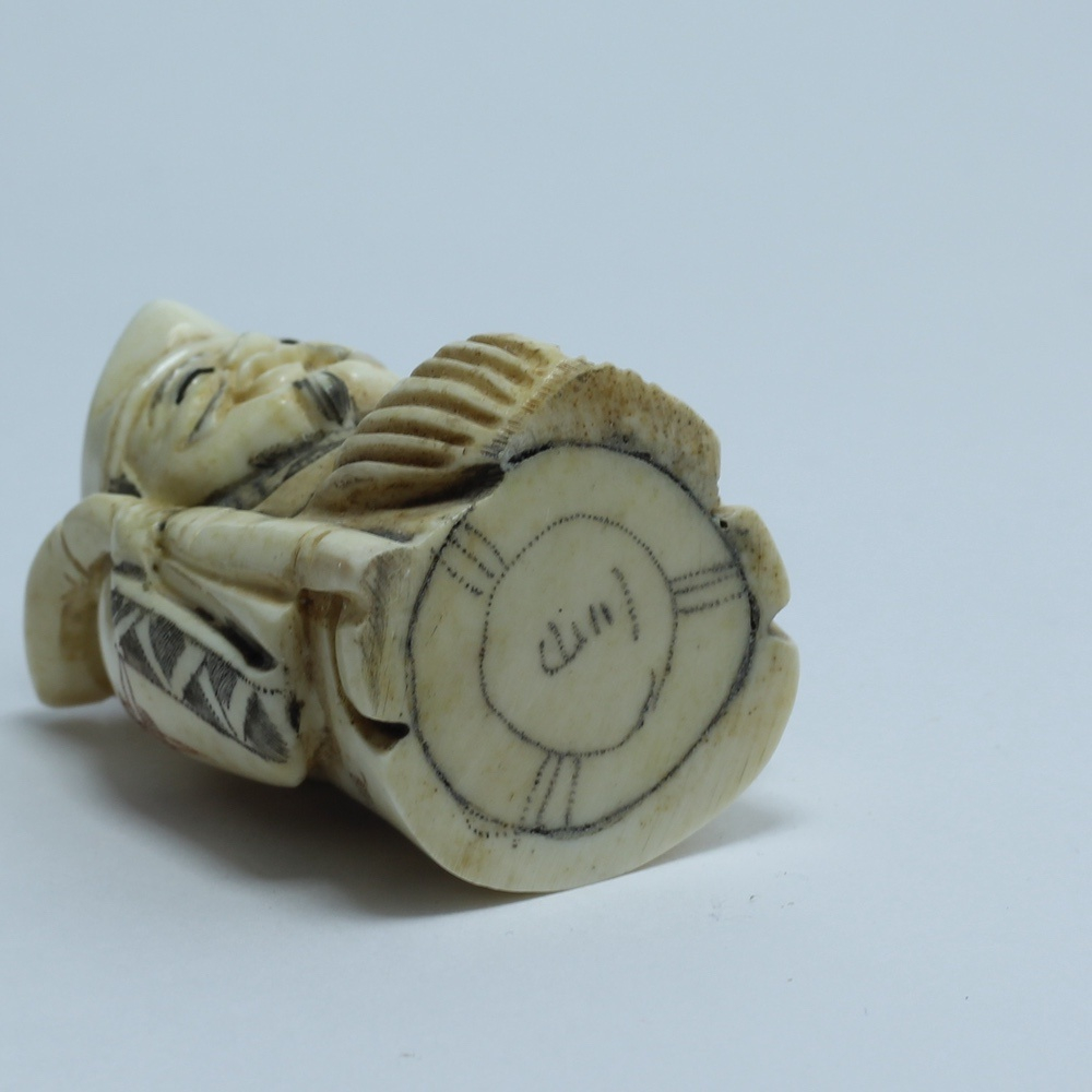 Нэцкэ Эбису с волшебным карпом и посохом