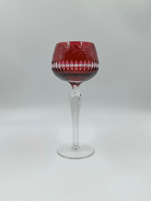Бокал с красной чашей
