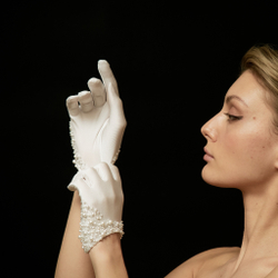 Перчатки кокроткие с жемчужной россыпью