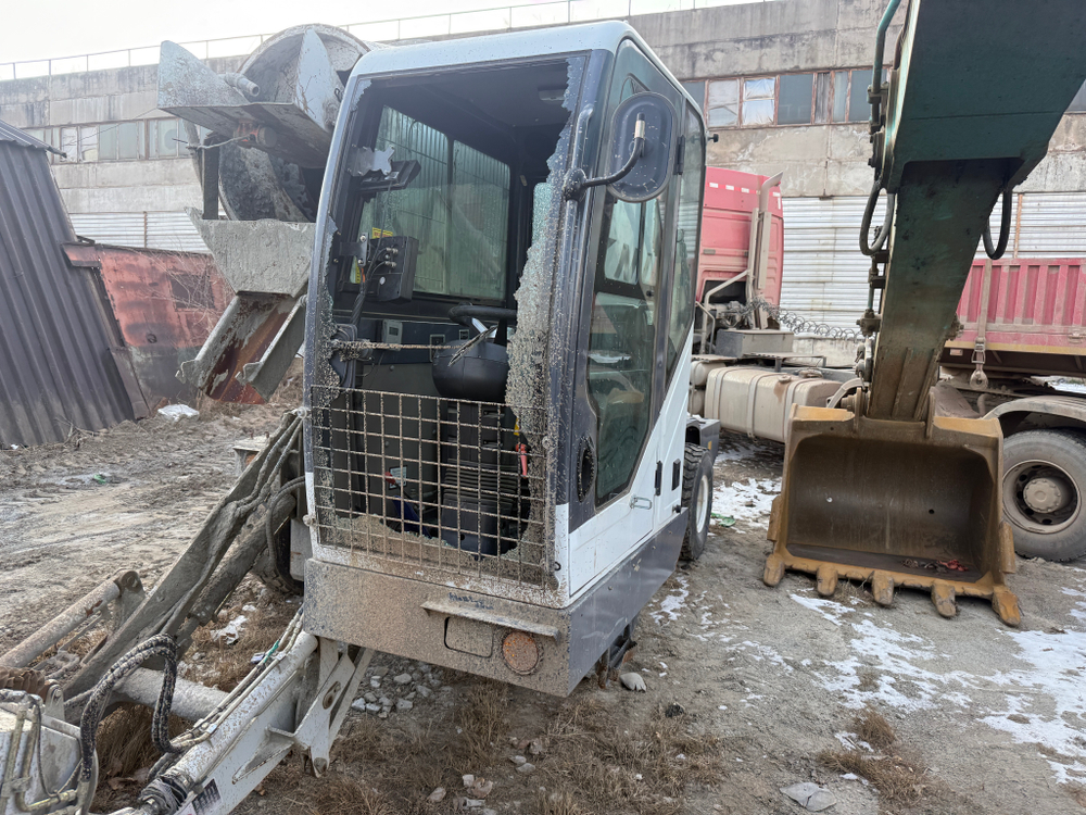 YNIX QGMC* Автобетоносмеситель с самозагрузкой QGMC3000 (Дизельный, 3,8 л, 103 л.с., АТ)
