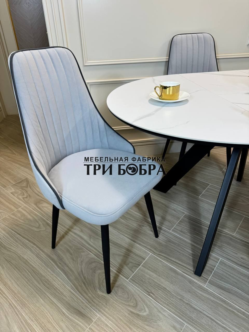 Круглый раздвижной стол "Бонжур", керамогранит, белый мрамор и стулья "Сорренто"