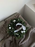 Новогодний венок в бело-серой гамме