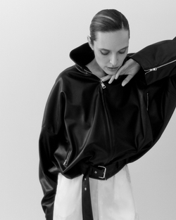 Куртка на молнии из экокожи черный