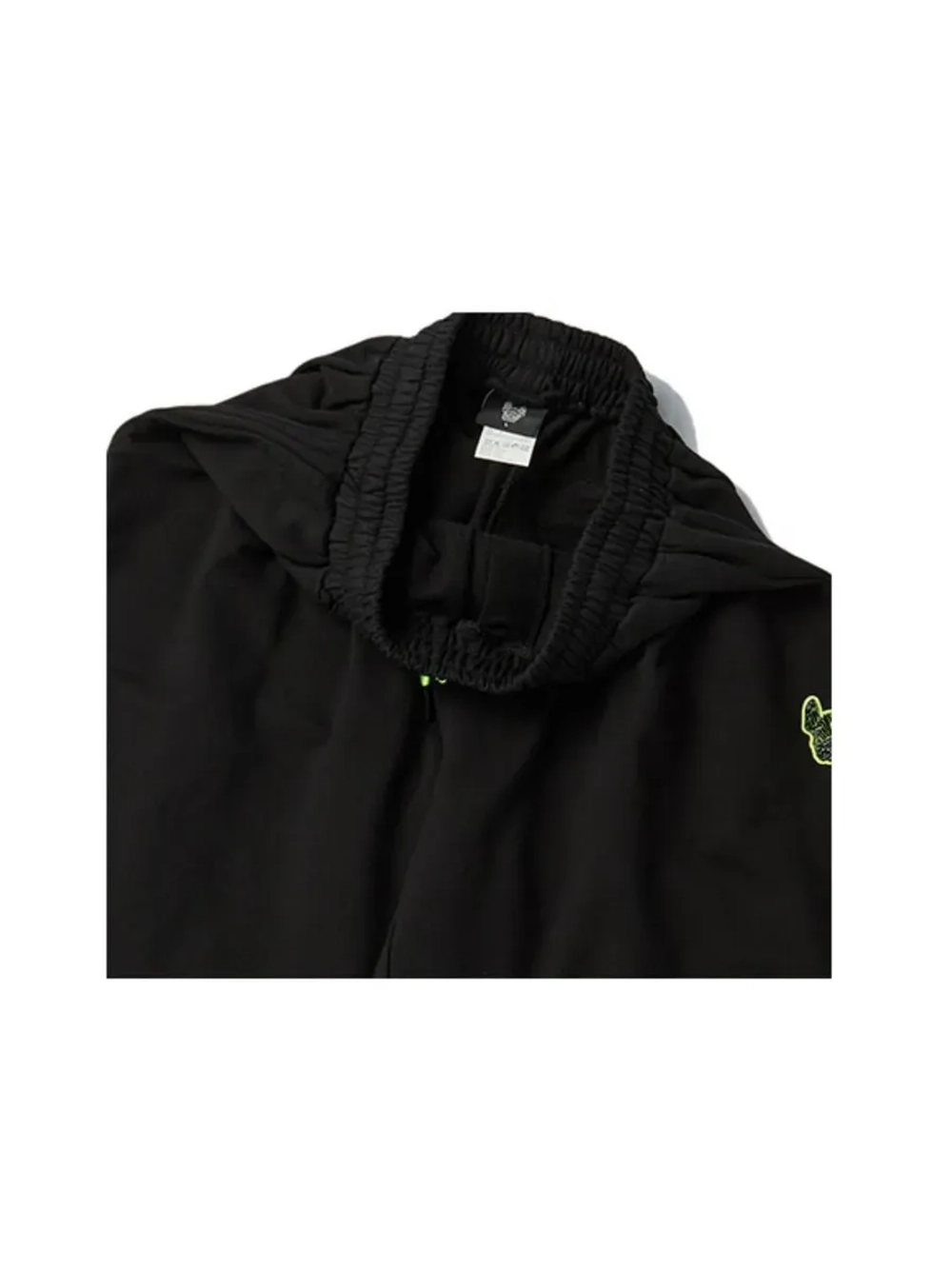 Шорты с высокий посадкой и неоновыми шнурками