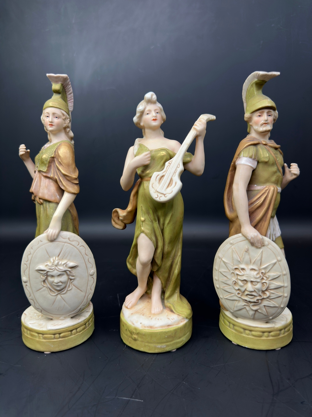 Скульптурная группа из трех фигур