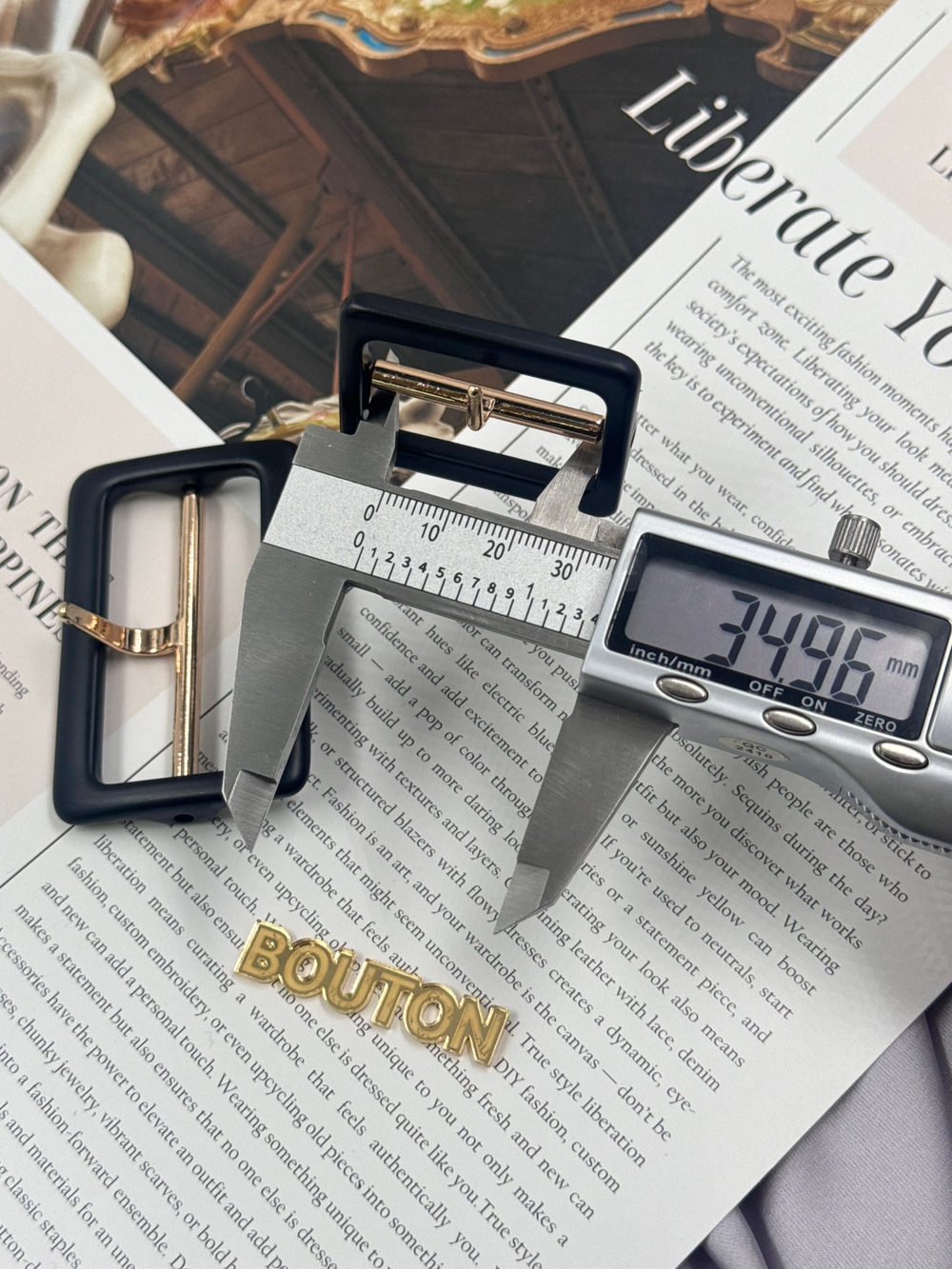 Пряжка матовая черная с металлическим золотистым язычком