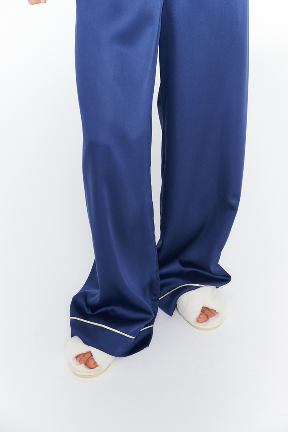 Брюки из тенселя с кантом черничный