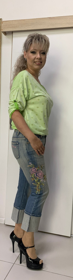 Джинсовые капри с вышитыми цветочками и потертостью. Sportalm Австрия