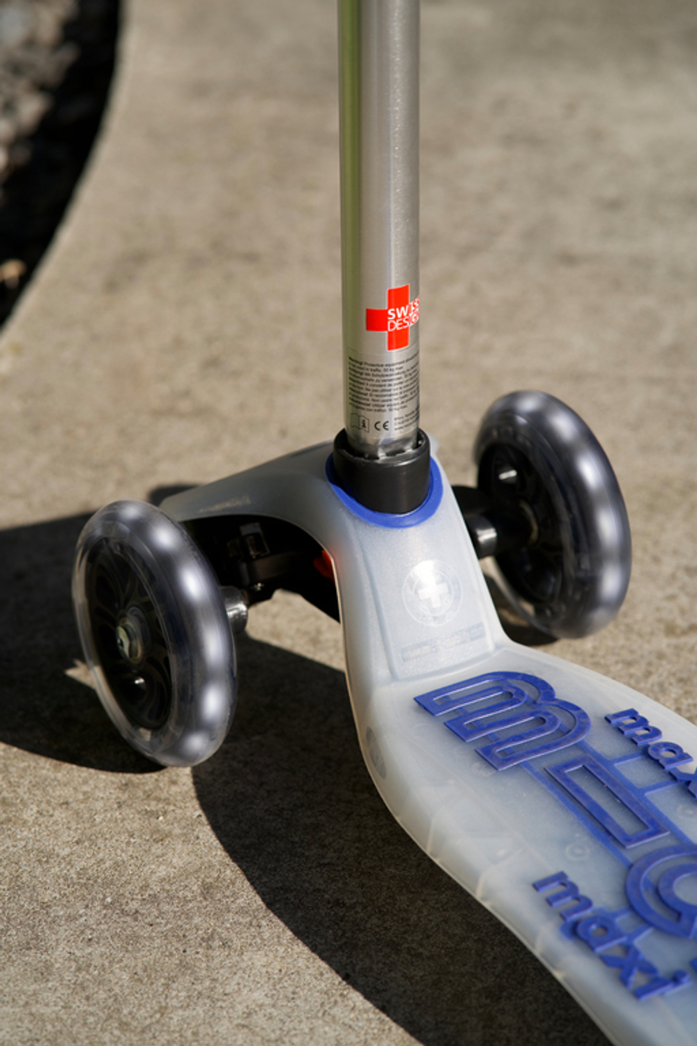 Самокат Maxi Micro Deluxe Flux LED Синий