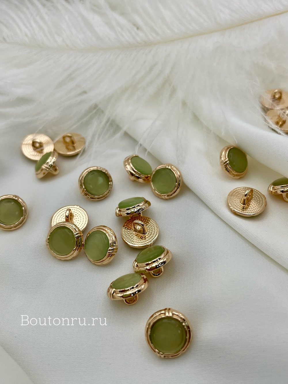 Пуговицы золотистые на ножке светло-зеленый камень луна