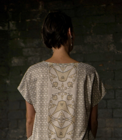 Футболка "Красный колокольчик", по мотивам художника Макса Эрнста, картина "Красный колокольчик"