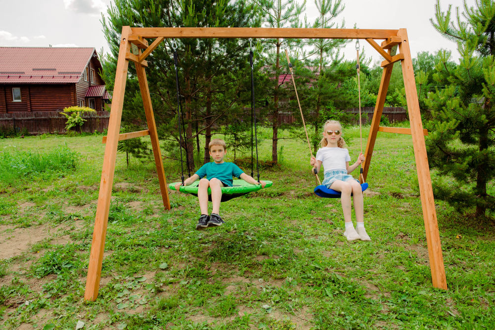Деревянные качели с качелями гнездо Свиби