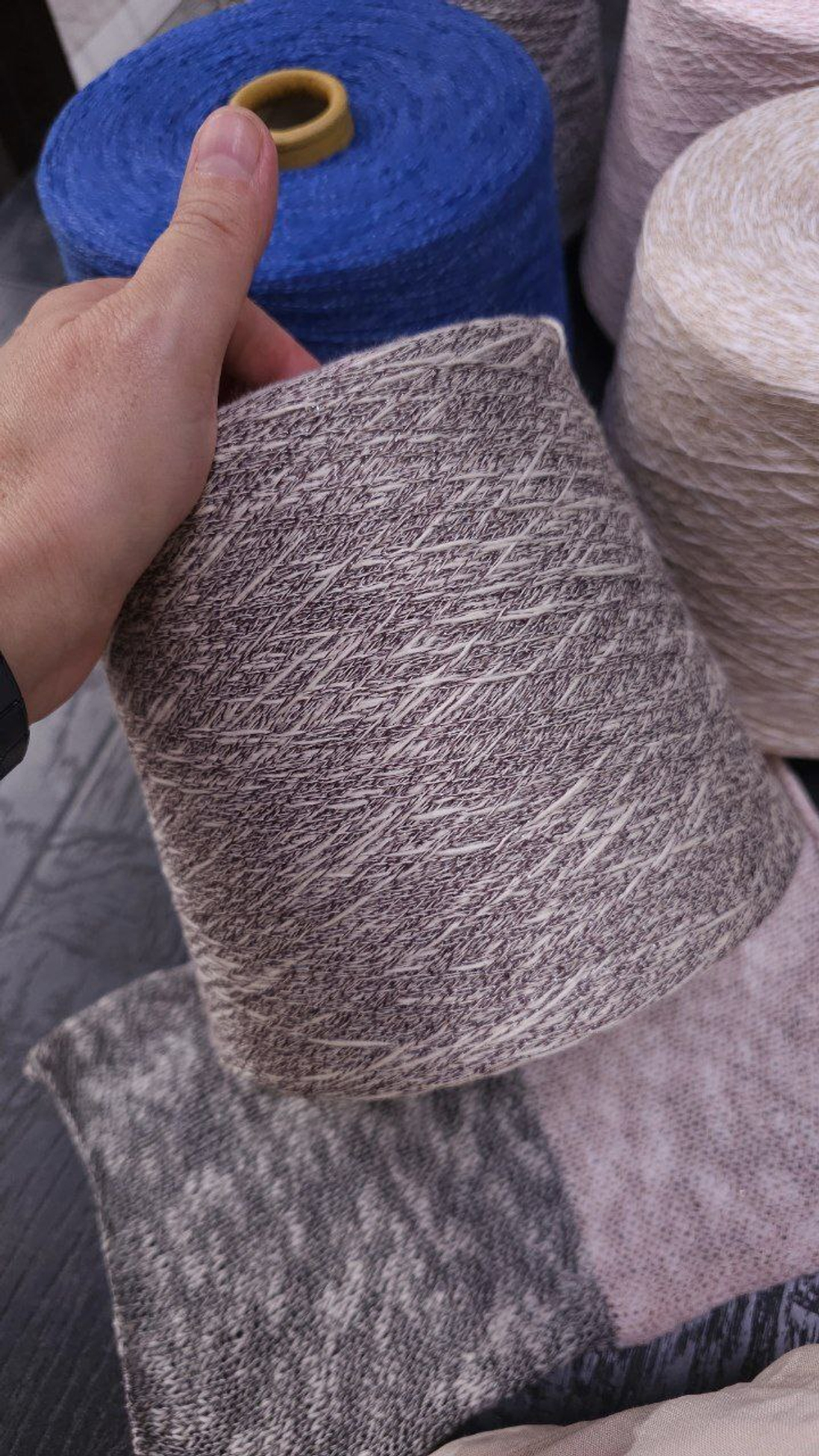 Итальянская бобинная пряжа от производителя MONTICOLOR S.P.A., art. DIPINTO Состав 100% хлопок фламме переплетен тончайшим люрексом, Длина 1400 метров/100 гр. неравномерная толщина.