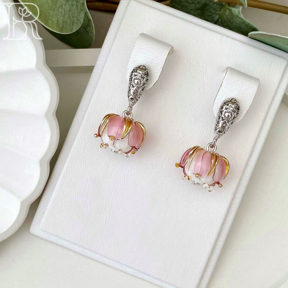 LEFIREL' Серьги серебряные женские "Весна" с цветами из муранского стекла / ювелирные украшения из родированного серебра 925