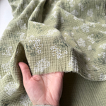 Муслин Соцветия ромашек на зелёном фоне