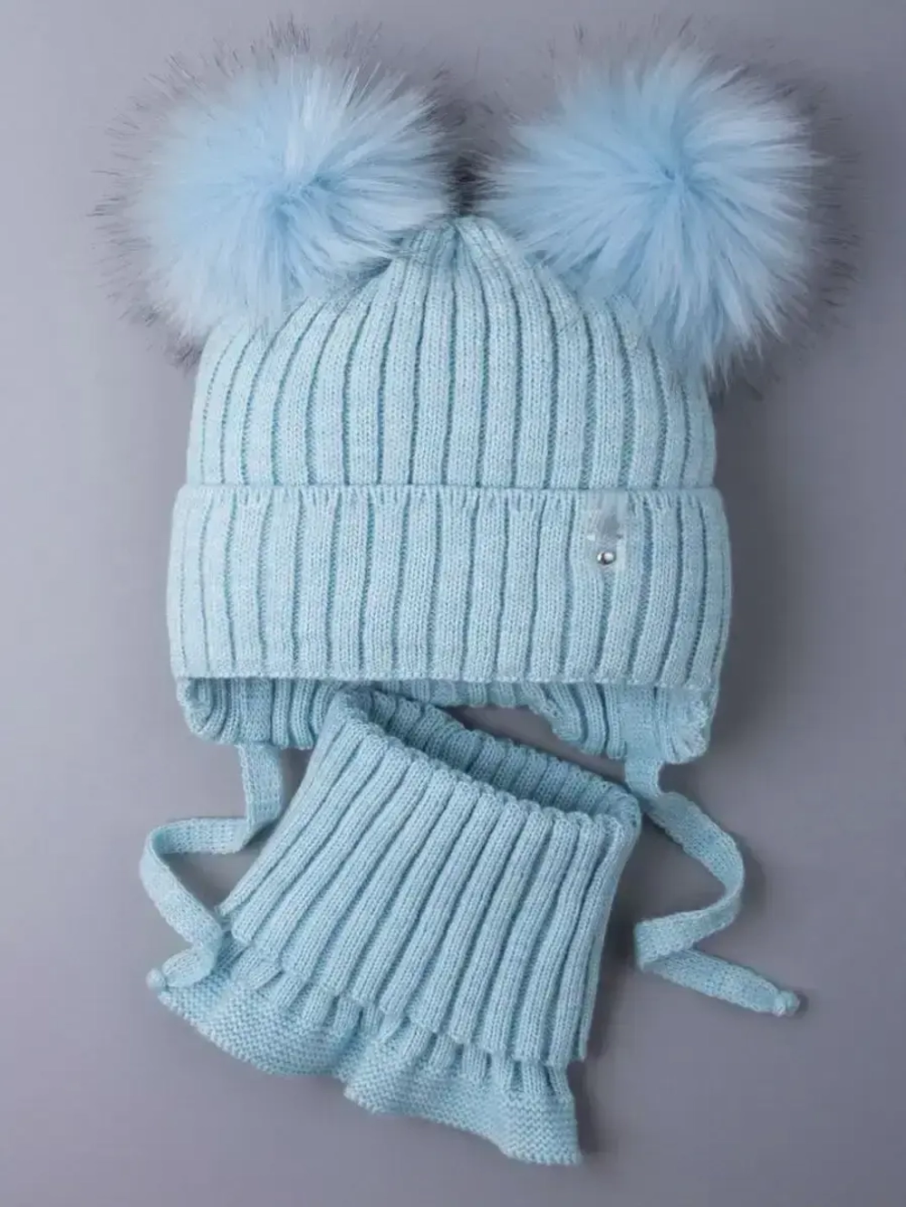 Шапка зимняя детская с помпонами и манишка