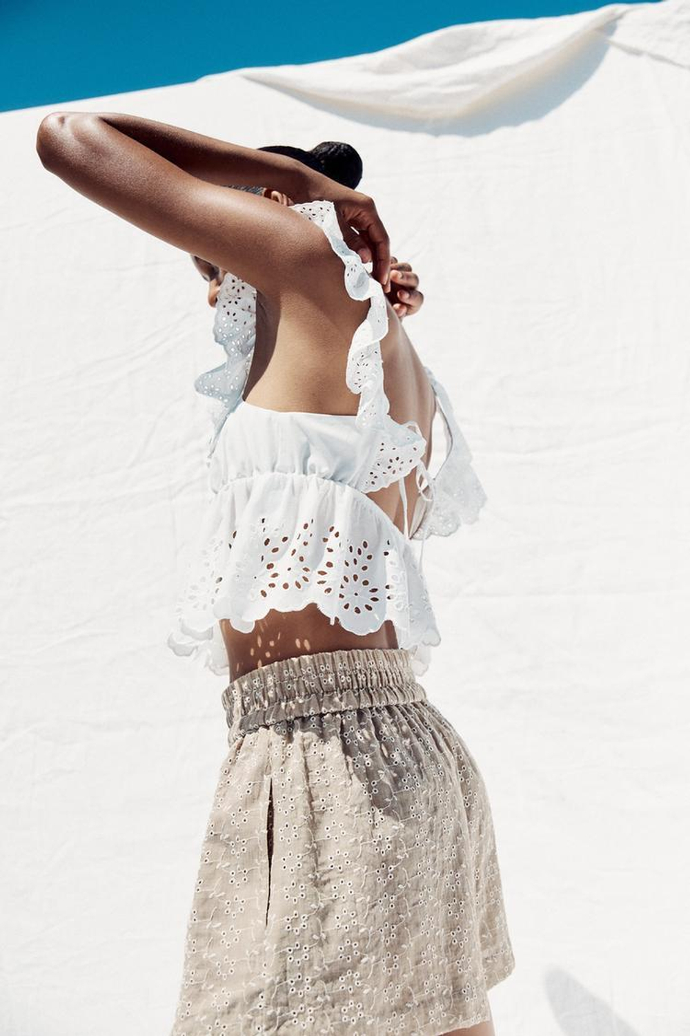 ZARA ТОП С ОБОРКАМИ И АЖУРНОЙ ВЫШИВКОЙ, БЕЛЫЙ