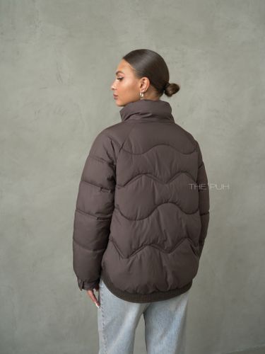 Шоколадный пуховик с трикотажной манишкой